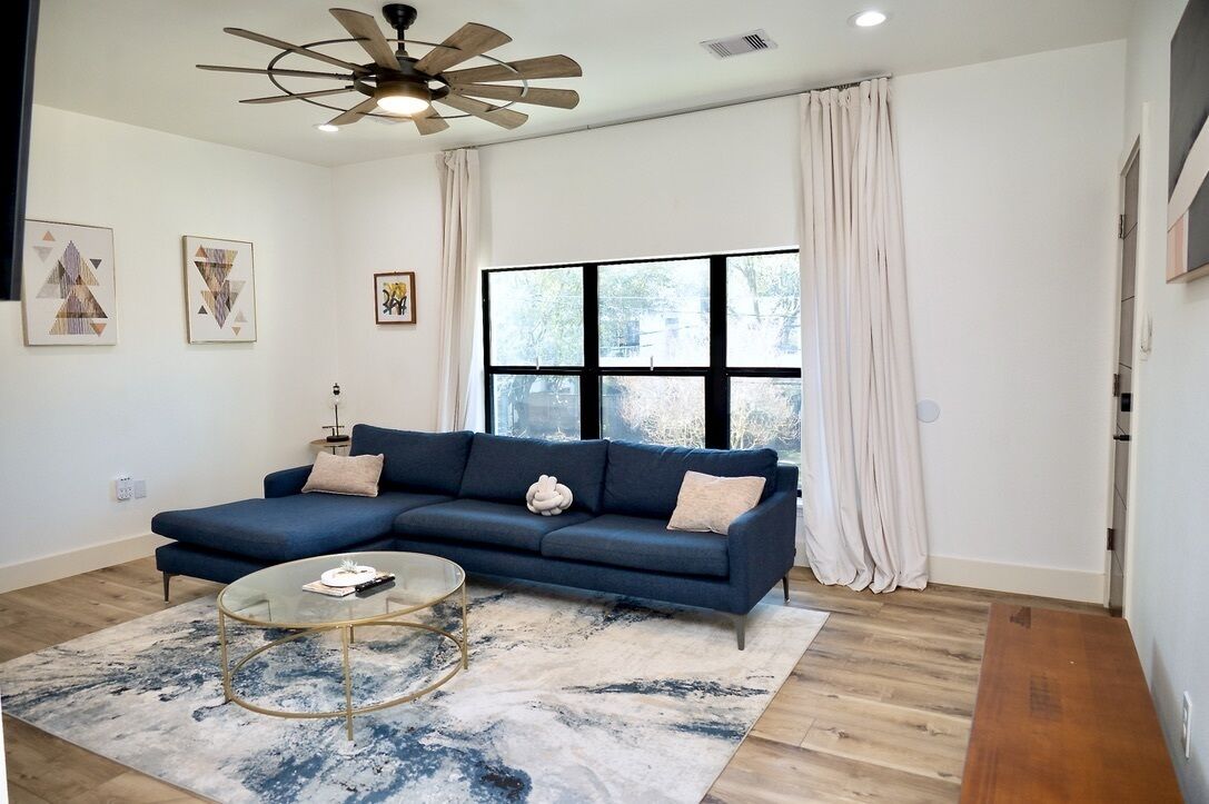 Downtown Penthouse: Houston Blue Oasis