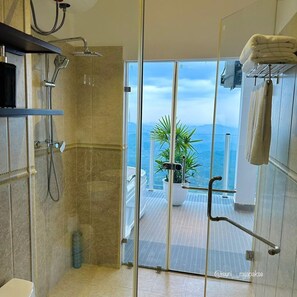 Kahden hengen deluxe-huone, 1 suuri parisänky, tupakointi kielletty, näköala puutarhaan | Kylpyhuone | Sadesuihkupää, ilmaiset hygieniatuotteet, hiustenkuivaaja, kylpytakit