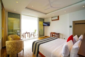 Kahden hengen royal-huone | Ylelliset vuodevaatteet, untuvapeitot, memory foam -patjalliset sängyt