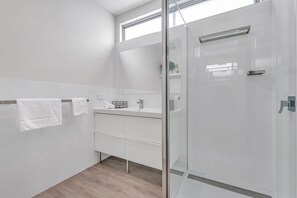 Dusj, hårføner og håndklær