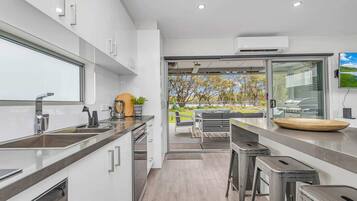 Køleskab, mikrobølgeovn, ovn, kogeplade