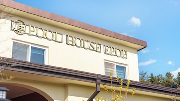 Un edificio con un letrero que dice 'POOL HOUSE EPOP'.