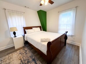 3 bedrooms, in-room safe, iron/ironing board, free WiFi - Entire Beautiful Grove Home (North Chicago)