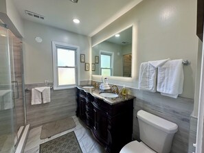 Bañera, secador de pelo, toallas y jabón