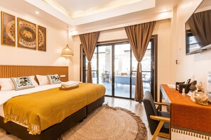 基本雙人房 | 客房內保險箱、書桌、筆電工作空間、遮光布/窗簾