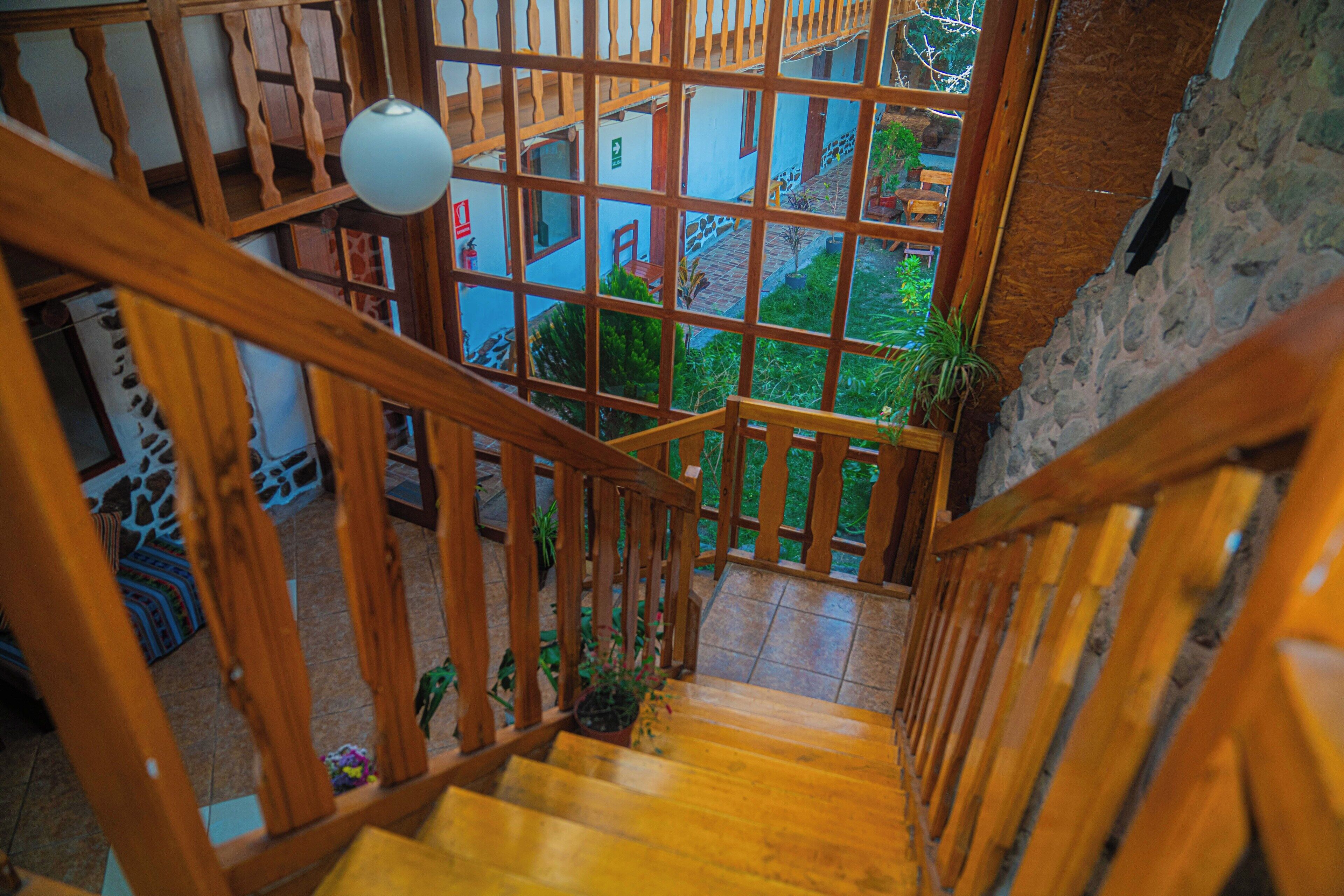 Una escalera de madera con vistas a un patio.