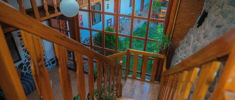 Una escalera de madera con vistas a un patio.