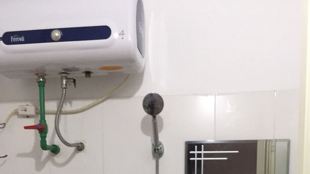 Une salle de bain avec des toilettes, un lavabo et un miroir.