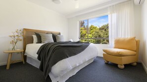 2 bedrooms, iron/ironing board, WiFi, bed sheets - Oceanfront Byron Palms - 2 BR Main Beach apartment (Byron Bay)