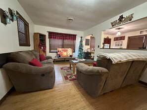 Una Smart TV, una chimenea, libros, una videoteca