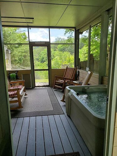 Cozy Pigeon Forge Cabin Near Parkway: Hot Tub, Mountain Views & Pet Friendly!