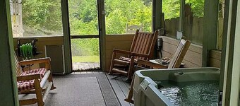 Cozy Pigeon Forge Cabin Near Parkway: Hot Tub, Mountain Views & Pet Friendly!