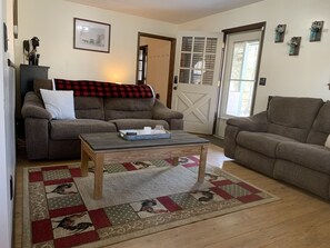 Una Smart TV, una chimenea, libros, una videoteca