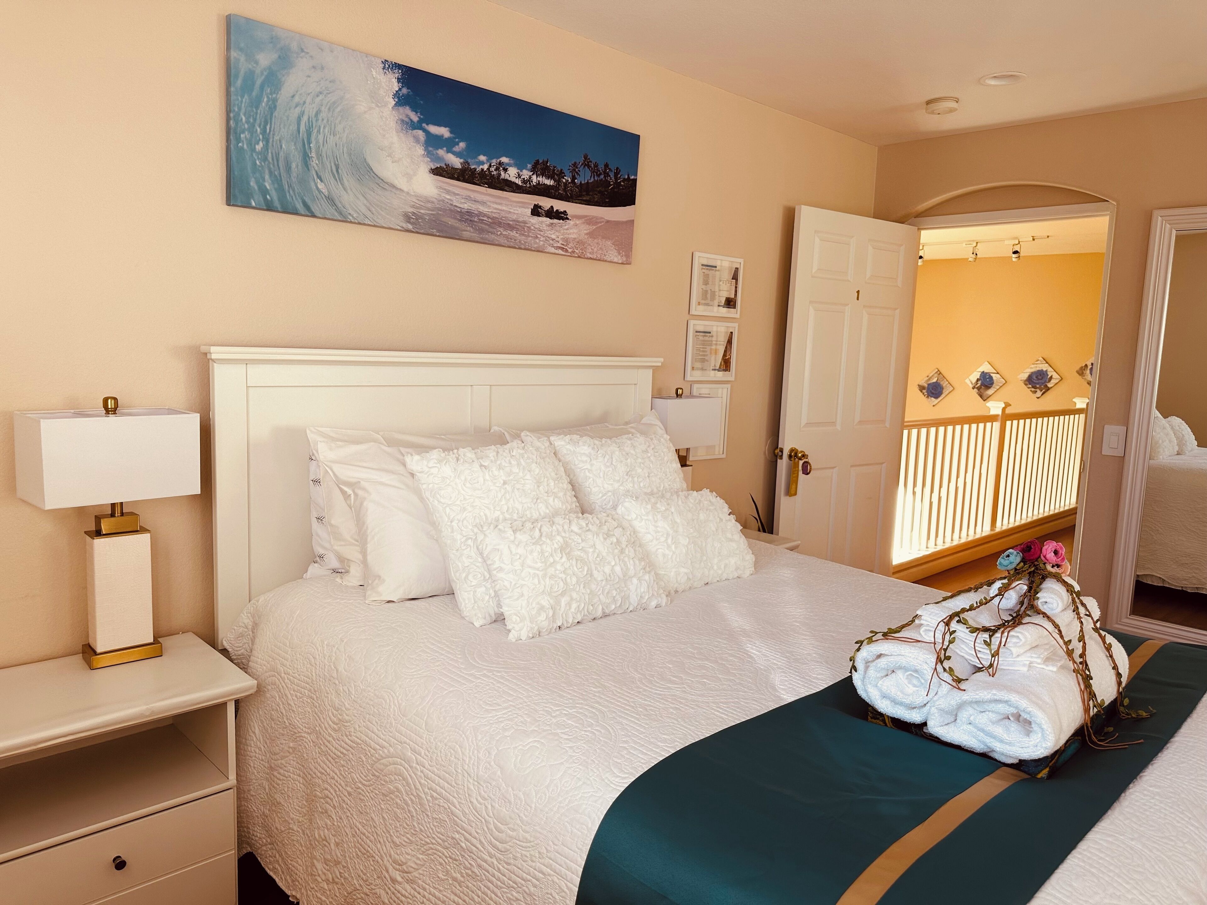 1 habitación, decoración personalizada, muebles diferentes y escritorio 