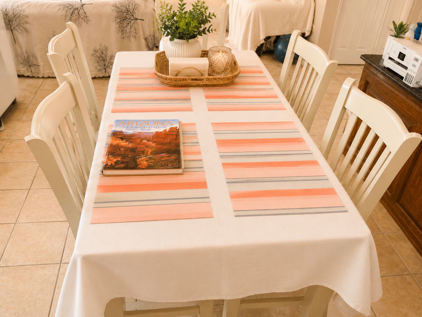 Une table à manger avec un livre intitulé « ARIZONA » et un panier tressé.