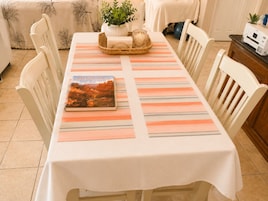 Una mesa de comedor con un libro titulado 'ARIZONA' y una cesta tejida.