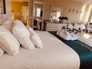 Private Deluxe Queen Room | 1 bedroom, individually decorated, individually furnished, desk - Balloons and Wine (Murrieta)