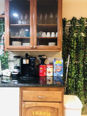 Full-size fridge, microwave, oven, stovetop - Balloons and Wine (Murrieta)