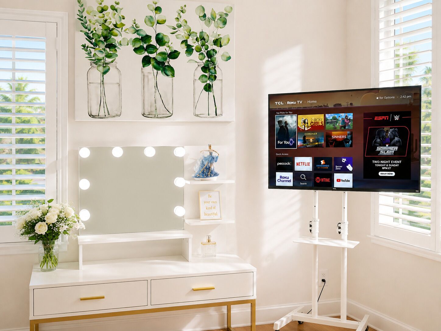 Habitación con tocador, espejo y televisor mostrando la interfaz de Roku TV.