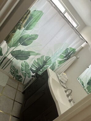 Combined shower/tub, hydromassage showerhead, free toiletries - Balloons and Wine (Murrieta)