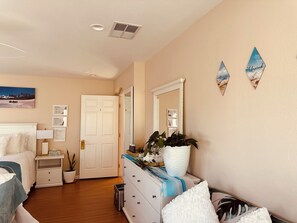 1 bedroom, individually decorated, individually furnished, desk - Balloons and Wine (Murrieta)