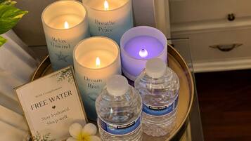 Private Queen Room | Bathroom | Combined shower/tub, hydromassage showerhead, free toiletries