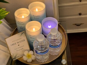 Private Queen Room | Bathroom | Combined shower/tub, hydromassage showerhead, free toiletries - Balloons and Wine (Murrieta)