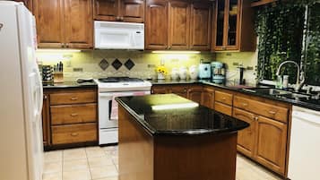 Refrigerador con congelador, microondas, horno y parrilla de estufa