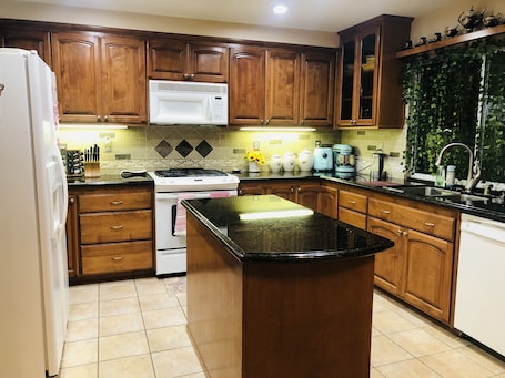 Full-size fridge, microwave, oven, stovetop
