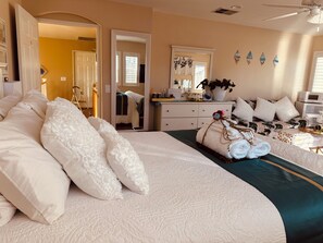 Private Deluxe Queen Room | 1 bedroom, individually decorated, individually furnished, desk - Balloons and Wine (Murrieta)