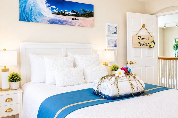 Private Deluxe Queen Room | 1 bedroom, desk, laptop workspace, iron/ironing board (on request)