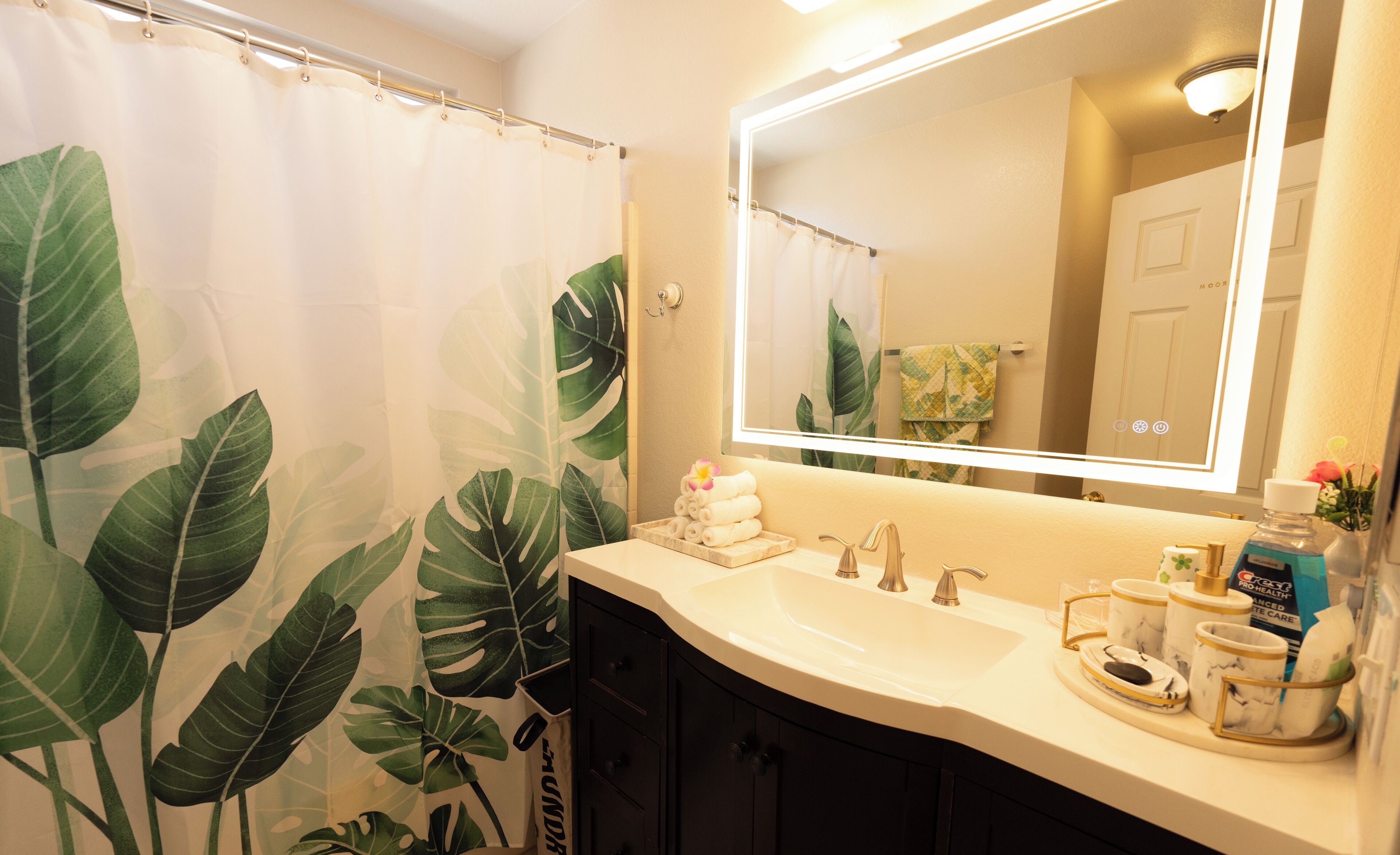 Combined shower/bathtub, hydromassage showerhead, free toiletries