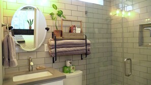 Ducha, secador de pelo, toallas, jabón