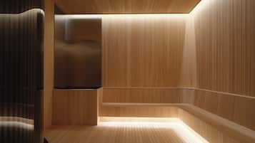 Ein Saunaraum mit Holzwänden und einer schrägen Decke.