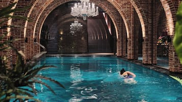 Indendørs pool, sæsonbestemt udendørs pool, parasoller, liggestole