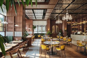 4 restaurants, breakfast served