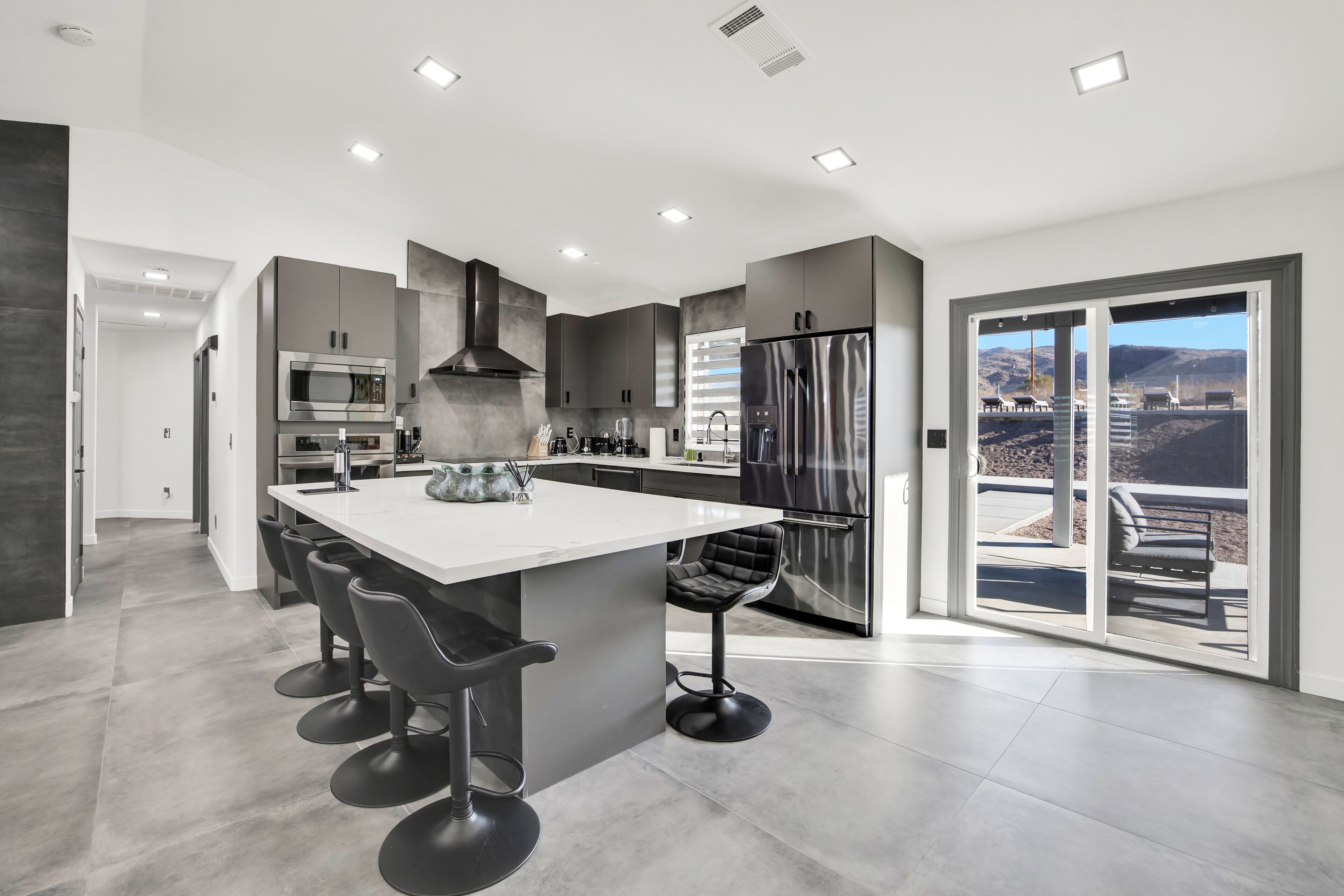 Jääkaappi, mikroaaltouuni, uuni, liesi