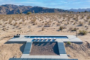 Una piscina al aire libre, una piscina climatizada