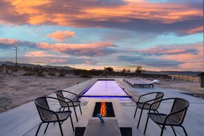 Una piscina al aire libre, una piscina climatizada