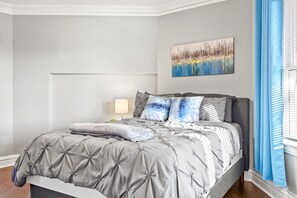 2 bedrooms, desk, iron/ironing board, travel crib - Classy Apt/Comfy Beds/25mins to ORD>MDW>DT>HOSP (Berwyn)