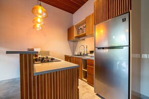 Geladeira, micro-ondas, fogão, cooktop