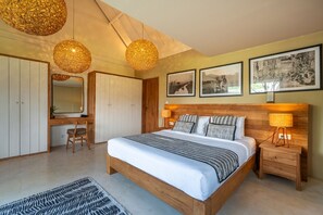 4 bedrooms, iron/ironing board, free WiFi, bed sheets