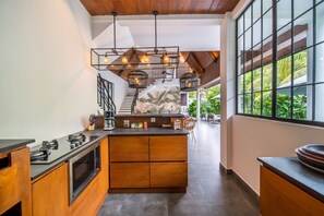 Geladeira, micro-ondas, fogão, cooktop