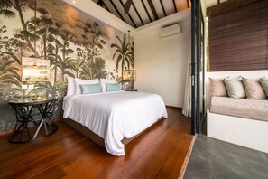 Une chambre à coucher avec un lit, une table et un canapé.