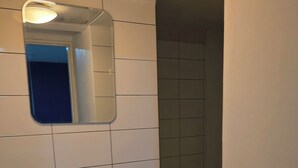Leilighet – deluxe, flere senger, bassengutsikt | Bad | Dusj, hårføner og håndklær