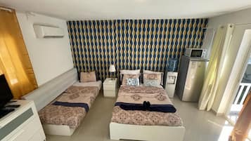 Deluxe apartman, több ágy, kilátással a medencére | Pehelypaplan, egyedi dekoráció és ingyenes wifi