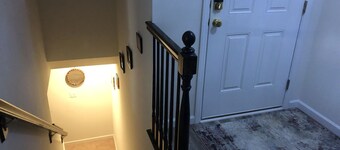 Small cottage home 5 min form Six Flags!