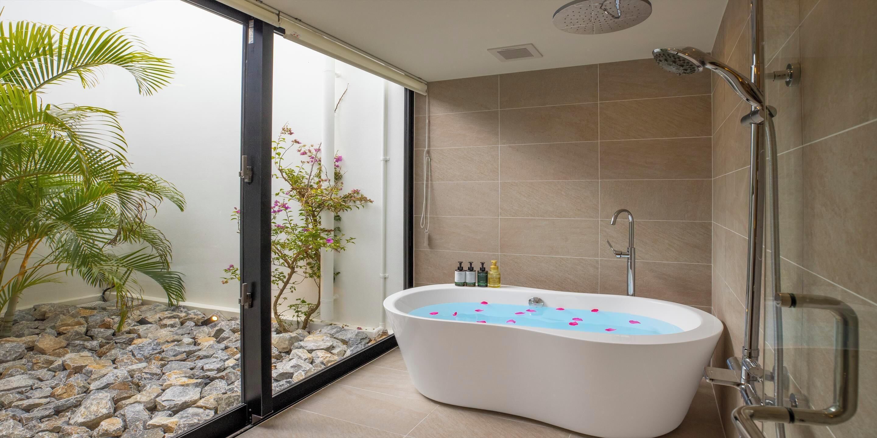 Vila Mewah | Kamar mandi | Kombinasi shower/bathtub, pengering rambut, sandal, dan kloset