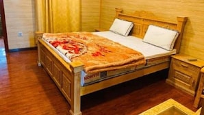 Uma cama de madeira com cabeceira, mesa de cabeceira e criadeira.
