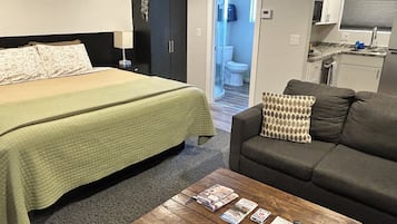 Grand Single Room, Kitchenette (3) | Laptop workspace, blackout curtains, free WiFi, bed sheets